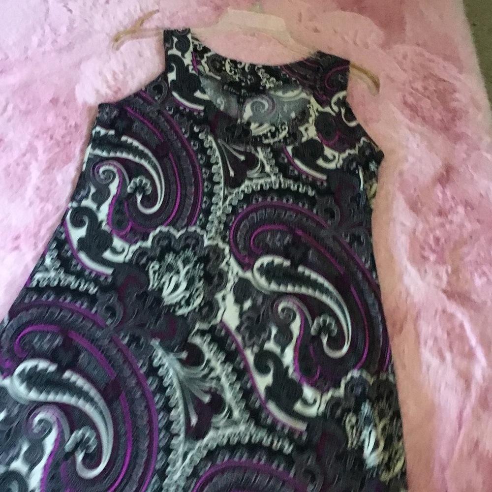 Sleeveless Purple Paisley Maxi Dress with Scoop Neck - Picture 3 of 8